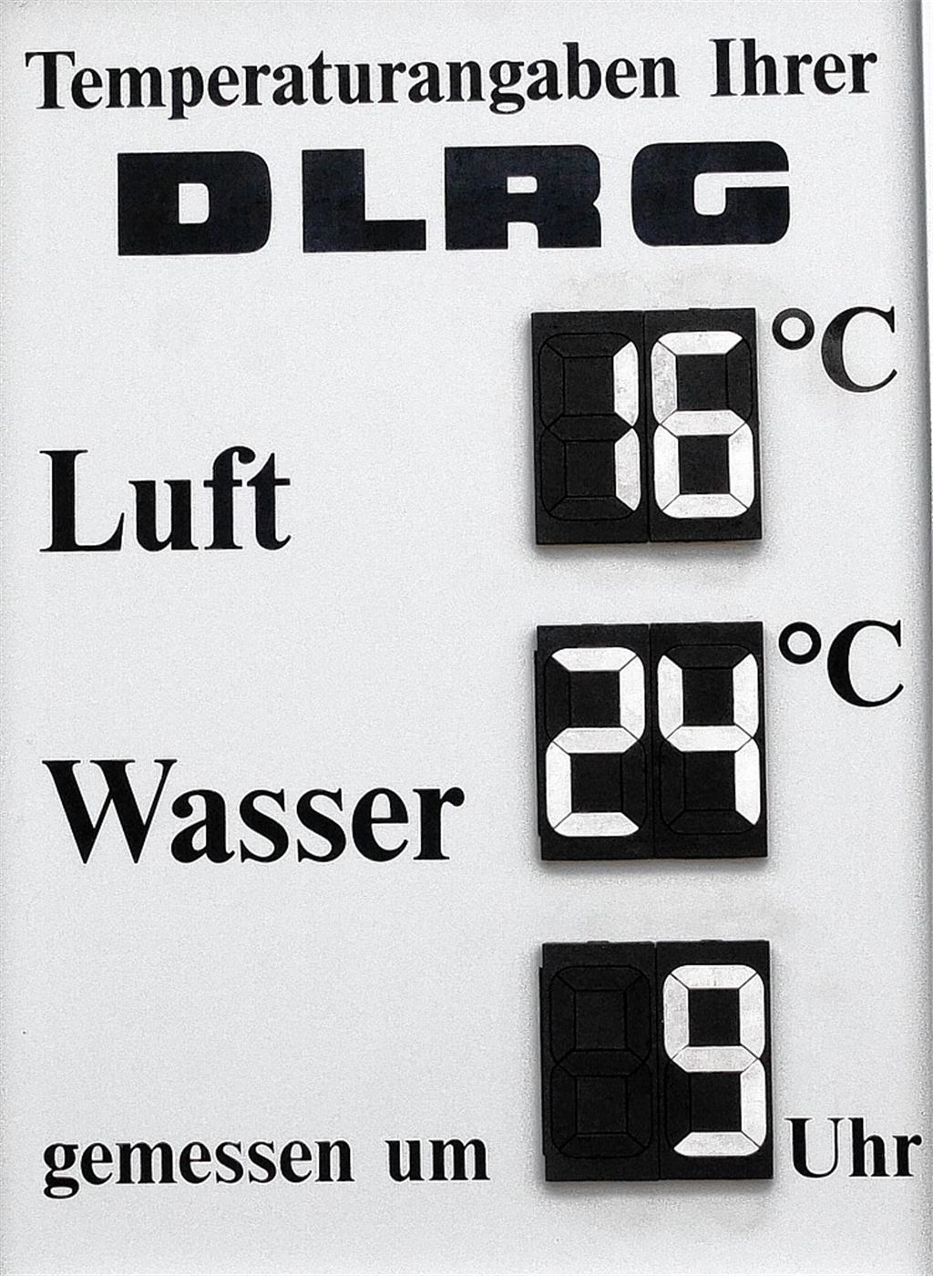 Anzeigetafel im Freibad als Sinnbild für die miese Saison 2014. 