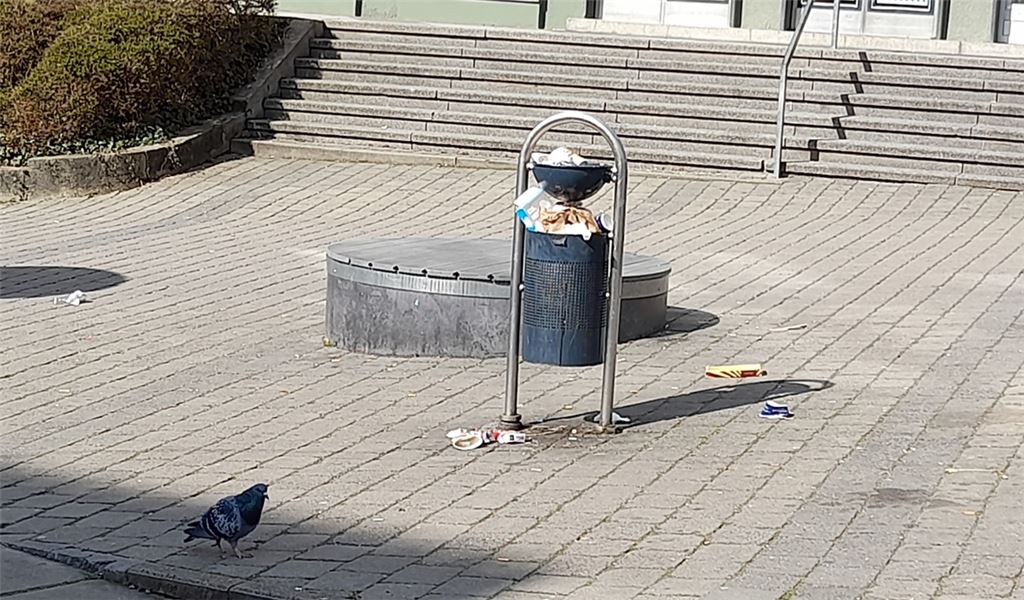 Anziehungspunkt auch für Tauben: überquellender Abfalleimer beim Kino. Foto: Klapproth