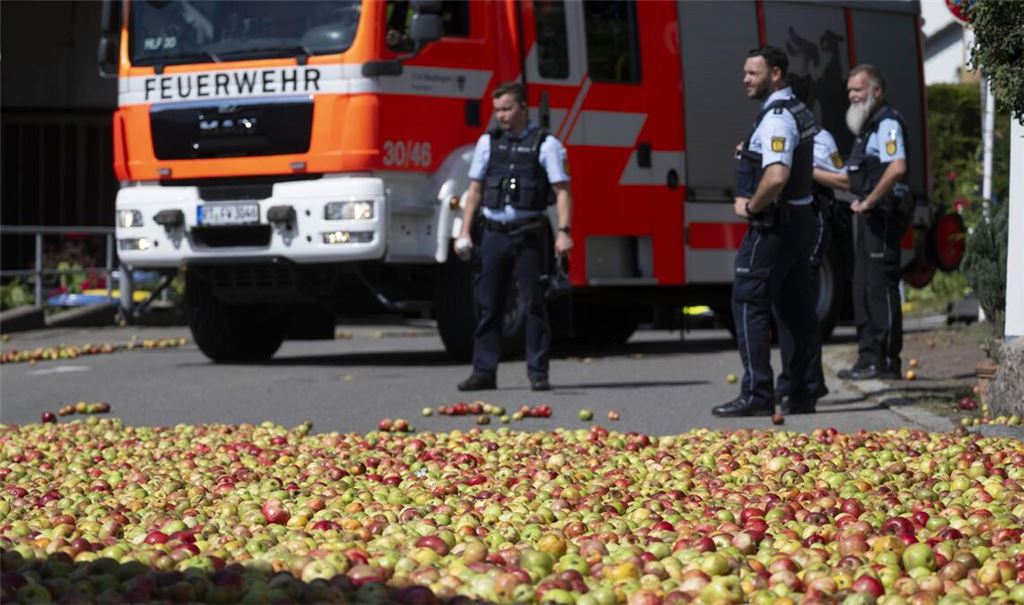 Apfelteppich auf der Straße: Der Schaden bei dem Unfall in Reutlingen berträgt ungefähr 120.000 Euro.