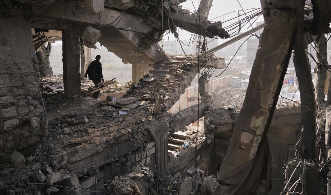 Apokalyptisch: Palästinenser inspizieren einen Tag nach einem israelischen Angriff auf ein Gebäude in Gaza die Ruinen.