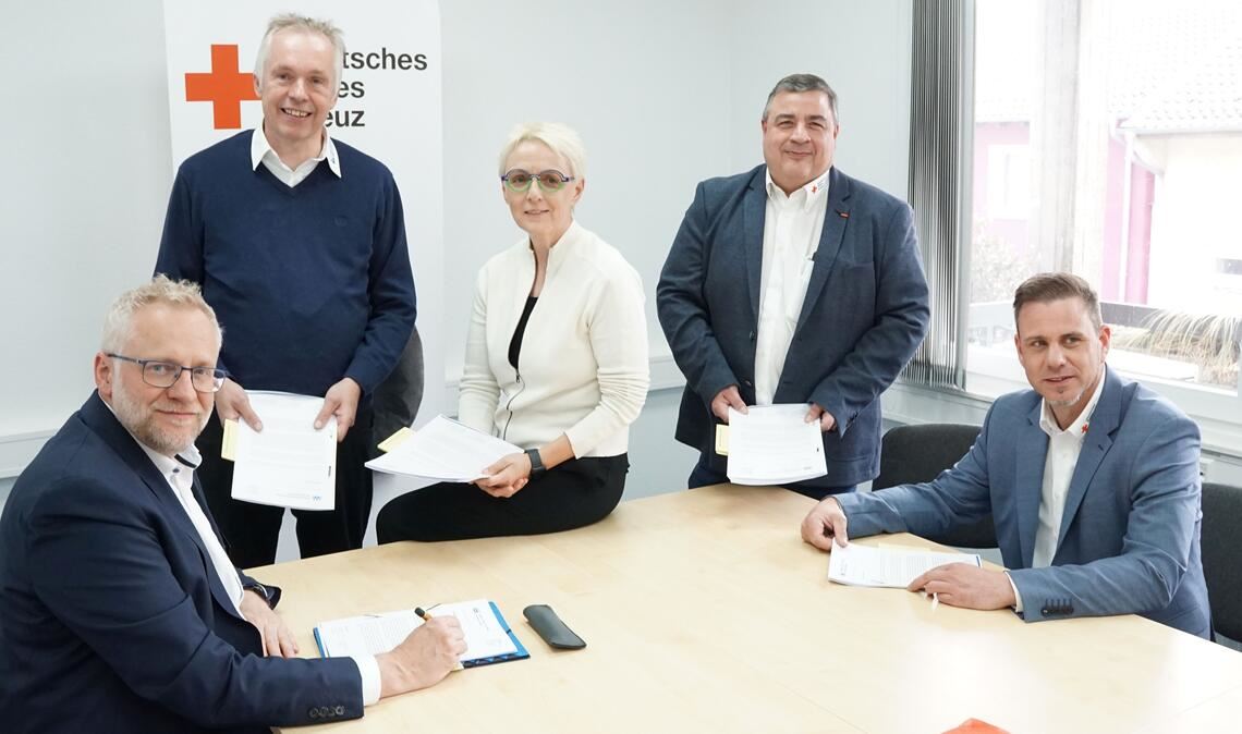 Appelle an die Politik: Dr. Ulrich Schulze (v.li.), Geschäftsführer des Evangelischen Diakonissenvereins Siloah, Peter Mayer, Geschäftsführer des Sozialwerks Bethesda, Gabriele Weber, stellvertretende Vorstandsvorsitzende des Caritasverbands Pforzheim, Herbert Mann, Geschäftsführer des DRK-Kreisverbands, Patrick Wochele, stellvertretender Geschäftsführer des DRK-Kreisverbandes Pforzheim. Foto: Bastian