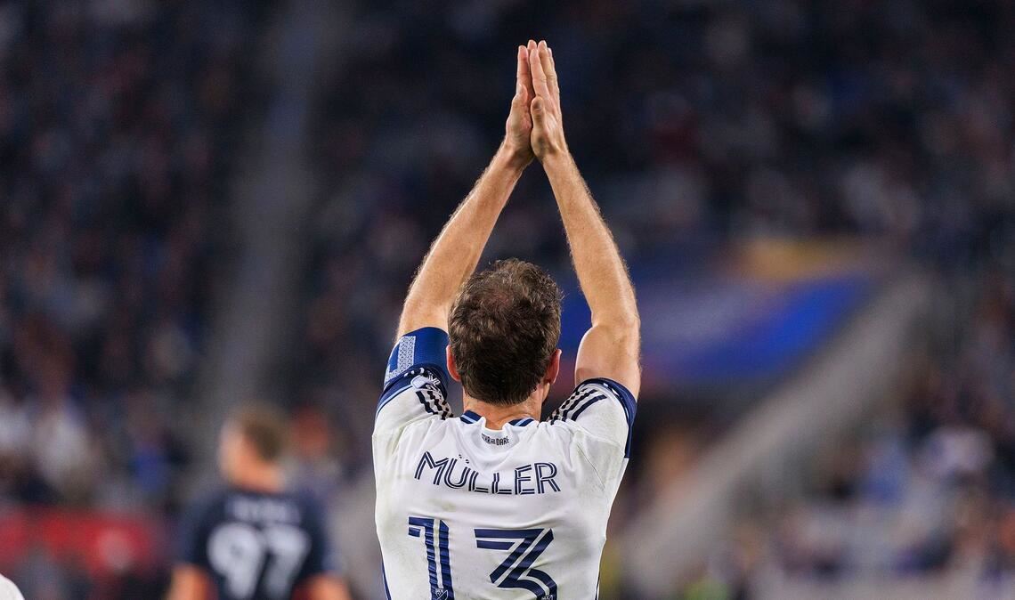 Applaus für 200 mitgereiste Fans aus Vancouver - mehr Karten gab es nicht für die Kanadier.