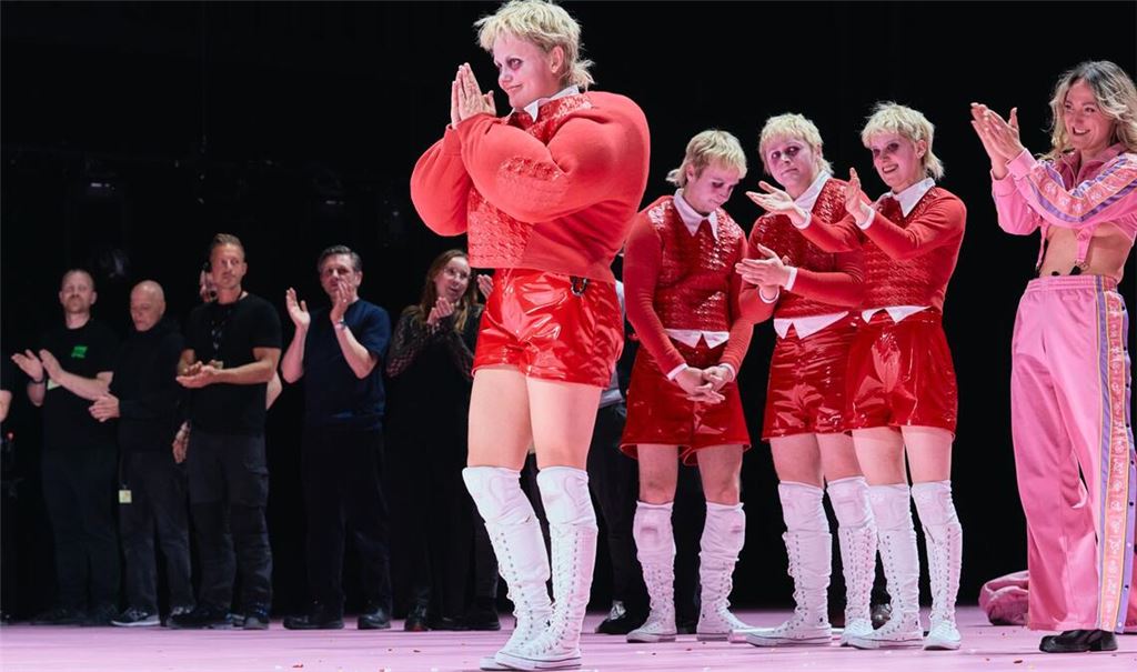 Applaus für Paulina Alpen beim Berliner Theatertreffen: Für ihre Rolle in der Stuttgarter Produktion „Die Welt im Rücken“ erhält sie zum Finale den Alfred-Kerr-Preis.