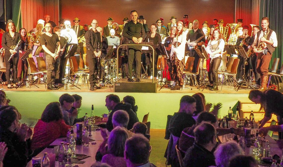 Applaus für das Orchester der Stadtkapelle und Stadtmusikdirektor Zhivko Peshev für einen tollen Abend mit Filmmusik. Fotos: Müller