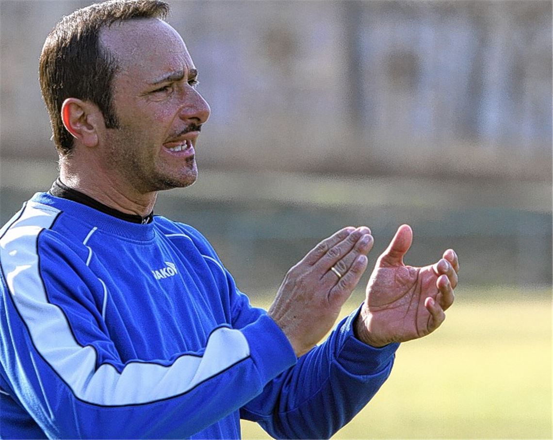 Applaus für die Leistungen seit der Winterpause: Marcello Solombrino hat in der Vorbereitung den Schwerpunkt auf das Taktiktraining gelegt, die Belohnung sind vier Punkte aus den ersten zwei Spielen. Den Klassenerhalt kann der SV Illingen aus eigener Kraft bewerkstelligen. Foto: Eigner