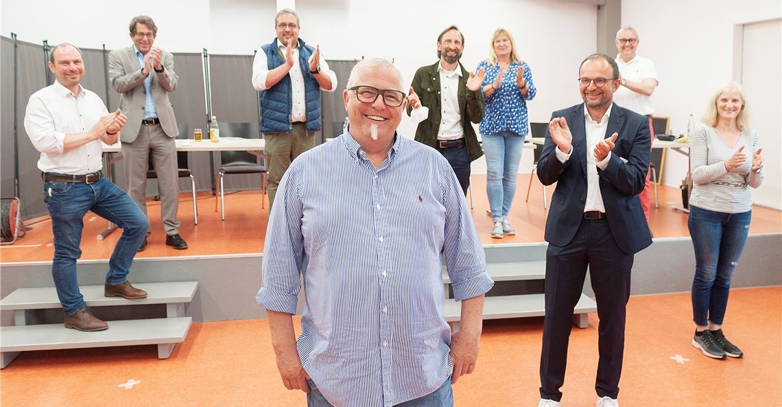 Applaus und stehende Ovationen: Hans-Dieter Slobodkin (Vordergrund) gibt sein Amt als GHV-Vorsitzender weiter an Jochen Sauer (3.v.re.).Fotomoment