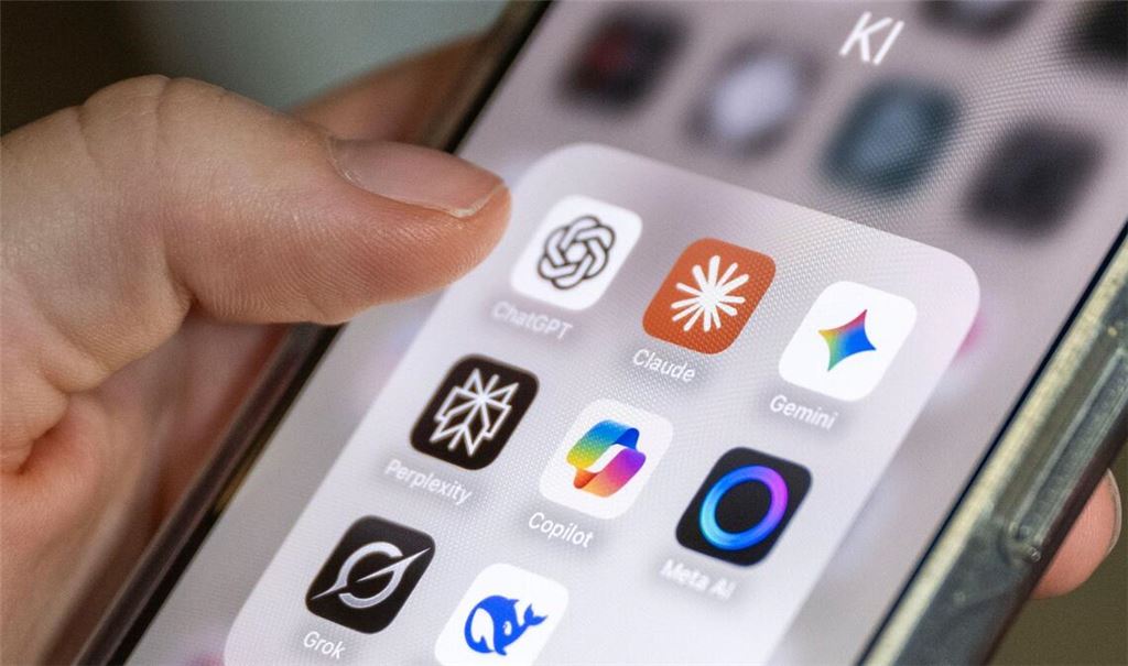 Apps von KI-Anbietern auf einem Smartphone.