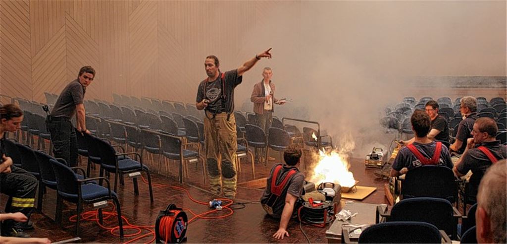 April 2013: Die Feuerwehr testet den Brandschutz im Mühlehof-Saal. Archivfoto: Recken