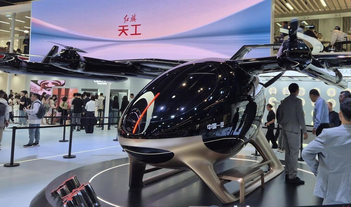 Apropos hoch hinaus: Auf dem Messegelände sind neben Autos ...