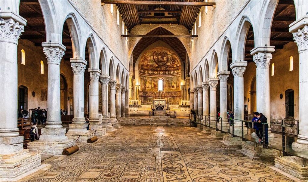 Aquileia ist bekannt für einen Dom mit den größten erhaltenen frühchristlichen Mosaiken der westlichen Welt.