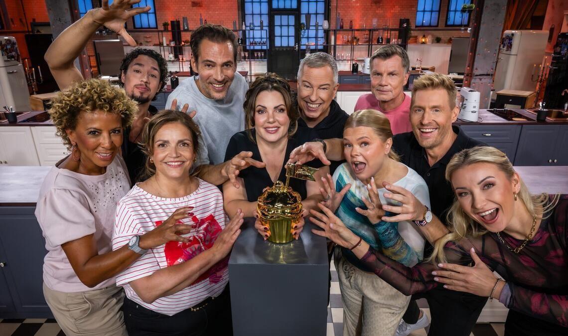 Arabella Kiesbauer, René Casselly, Rebecca Immanuel, Alexander Mazza, Paula Lambert, Thomas Hermanns, Anne-Sophie Briest, Thomas Helmer, Maximilian Arland und Anna-Carina Woitschack (v.l.) sind beim Promibacken 2026 dabei.