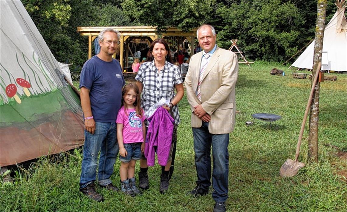 Araneus-Vorsitzender Klemens Köberle (v.li.), Tochter Amelie, Mutter Sabine Pörner und Michallik-Vertriebsleiter Stefan Merkle auf dem Gelände des Waldkindergartens. Foto: Rieger