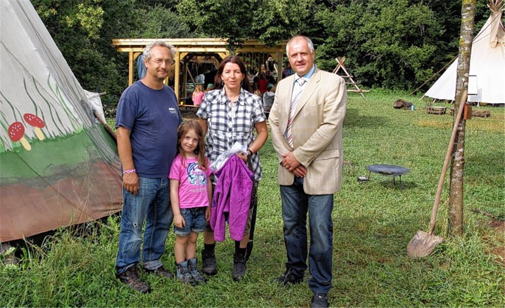 Araneus-Vorsitzender Klemens Köberle (v.li.), Tochter Amelie, Mutter Sabine Pörner und Michallik-Vertriebsleiter Stefan Merkle auf dem Gelände des Waldkindergartens. Foto: Rieger