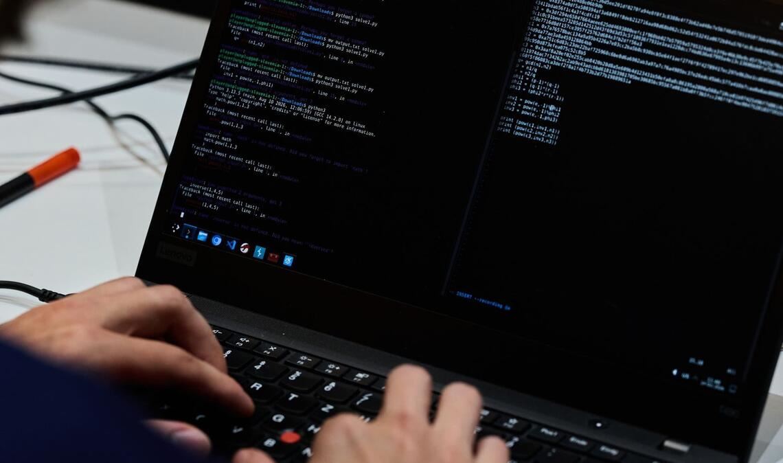 Arbeit an einem Laptop (zu dpa: «Cyberangriff auf Hochschulen: Noten und Stundenpläne offline»)