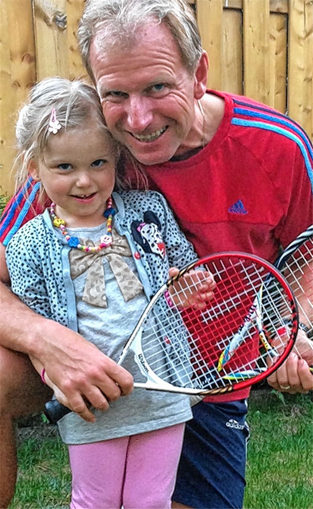 „Arbeit mit Kindern macht riesig Spaß“: Michael Wennagel übt bereits mit seiner dreijährigen Enkelin Yvonne Vor- und Rückhand. Foto: privat
