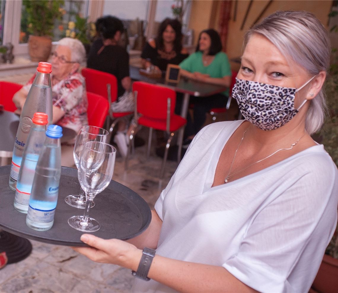 Im Enzkreis winken neue Lockerungen Arbeit unter erschwerten Bedingungen: Servicekraft Kerstin Dittrich vom Steak-House in Illingen freut sich über die Aussicht auf weniger strenge Corona-Auflagen.Fotomoment
