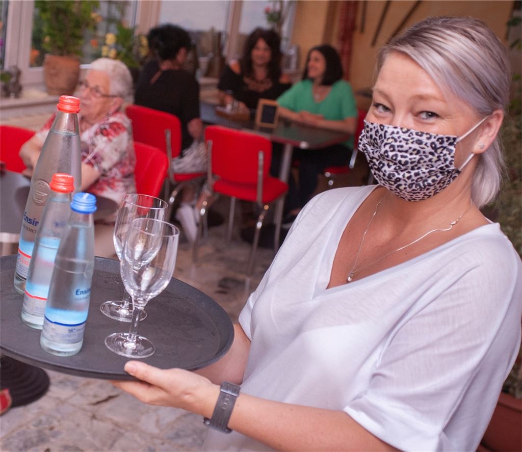 Arbeit unter erschwerten Bedingungen: Servicekraft Kerstin Dittrich vom Steak-House in Illingen freut sich über die Aussicht auf weniger strenge Corona-Auflagen.Fotomoment