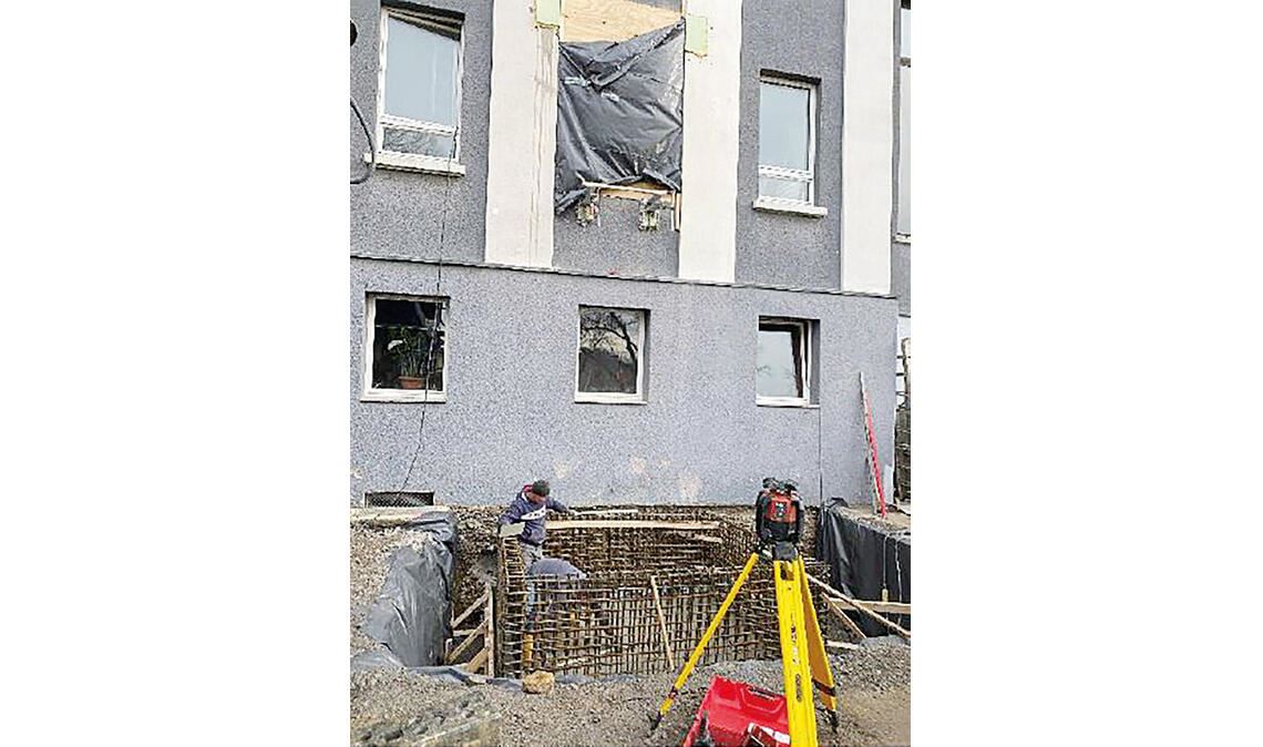 Arbeiten an der Scherenhubbühne. Fotos: Müller