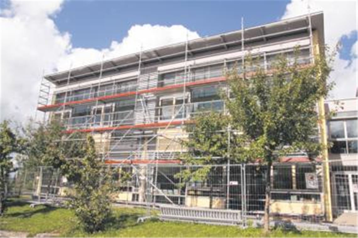 Arbeiten an der Schulfassade. Foto: Gollnow