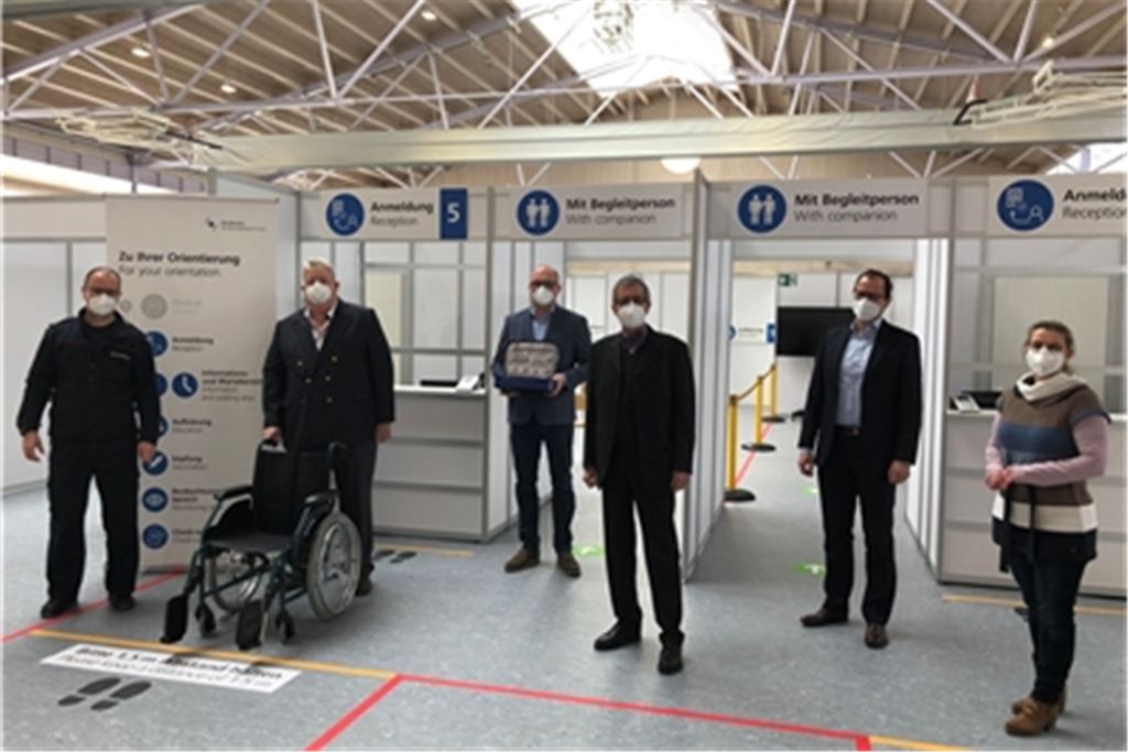 Arbeiten beim Betrieb des Kreisimpfzentrums in Mönsheim Hand in Hand (v. li.): Kreisbrandmeister Carsten Sorg, Dr. Marc Hänle von den RKH-Kliniken, Dr. Felix Schumacher vom Helios-Klinikum Pforzheim, der Erste Landesbeamte Wolfgang Herz, Dr. Stefan Pfeiffer (RKH-Kliniken) und Miriam Mayer, Leiterin des Amtes für technische Dienste des Landratsamts Enzkreis. Foto: Enzkreis/Mussler