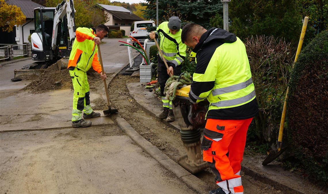 Arbeiten für das Turbointernet der Zukunft laufen in diesen Tagen unter anderem in Pinache. Foto: Bastian