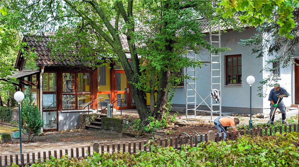 Arbeiten im Außenbereich: Zur Neueröffnung soll sich nicht nur die Burggaststätte, sondern auch das Gelände einladend präsentieren.Fotomoment