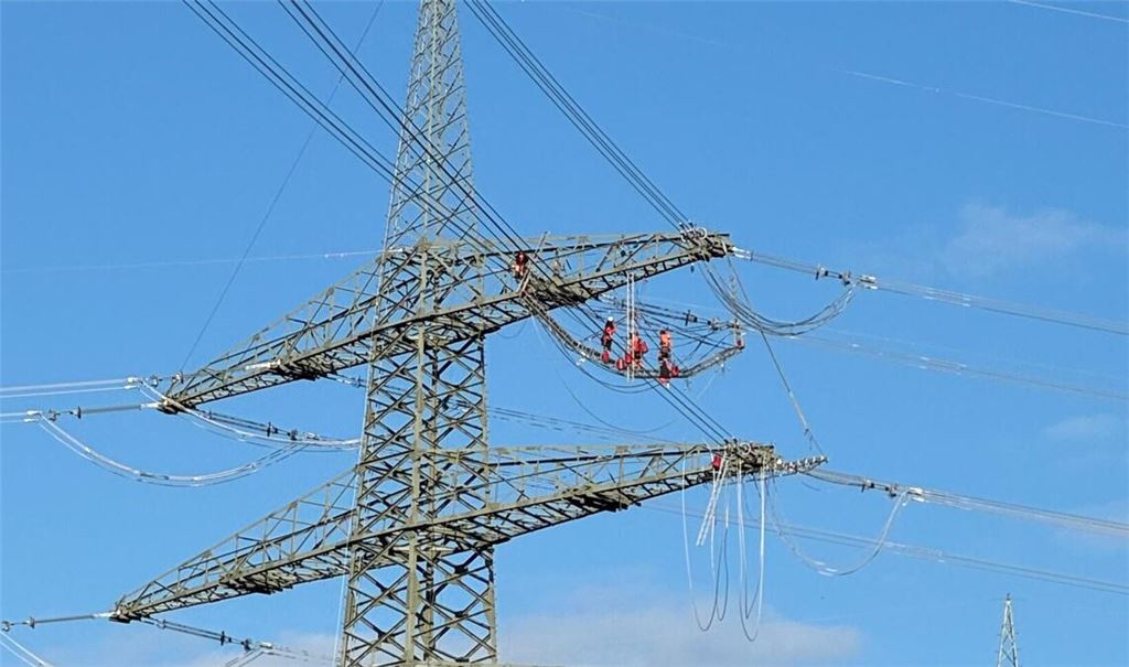 Arbeiten in schwindelerregender Höhe ziehen an der Landesstraße zwischen Enzberg und Ötisheim die Blicke auf sich. Foto: privat