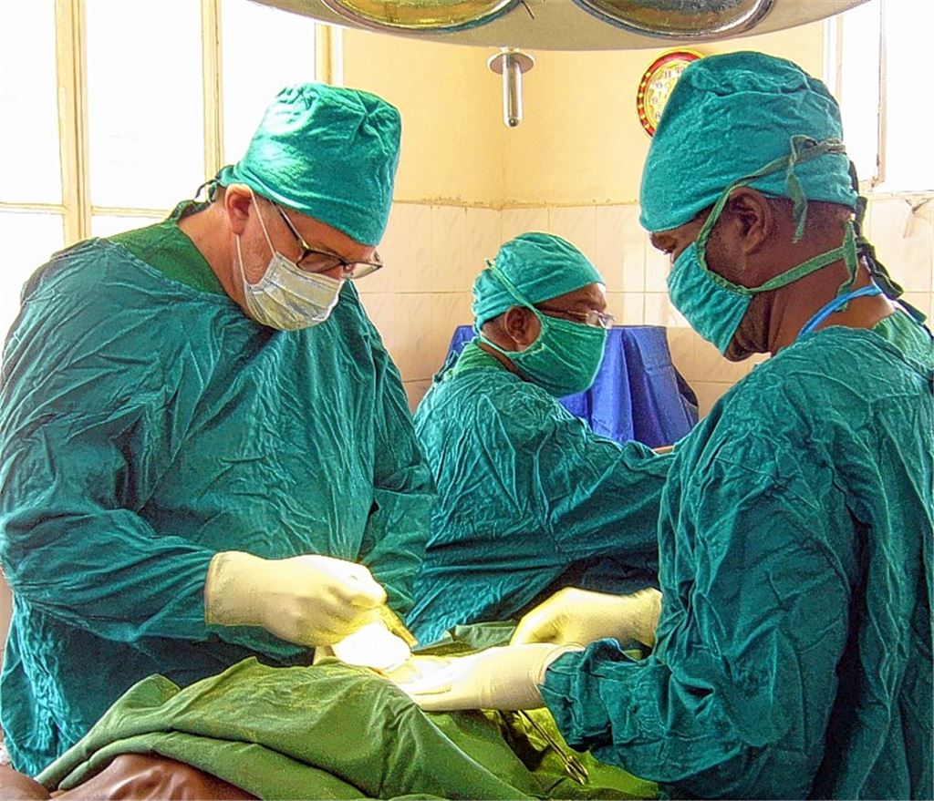 Arbeiten unter extremen Bedingungen: Den Ärzten in Masasi steht kein fließendes Wasser zur Verfügung. Vor einer Operation werden die Hände mit Regenwasser gewaschen.