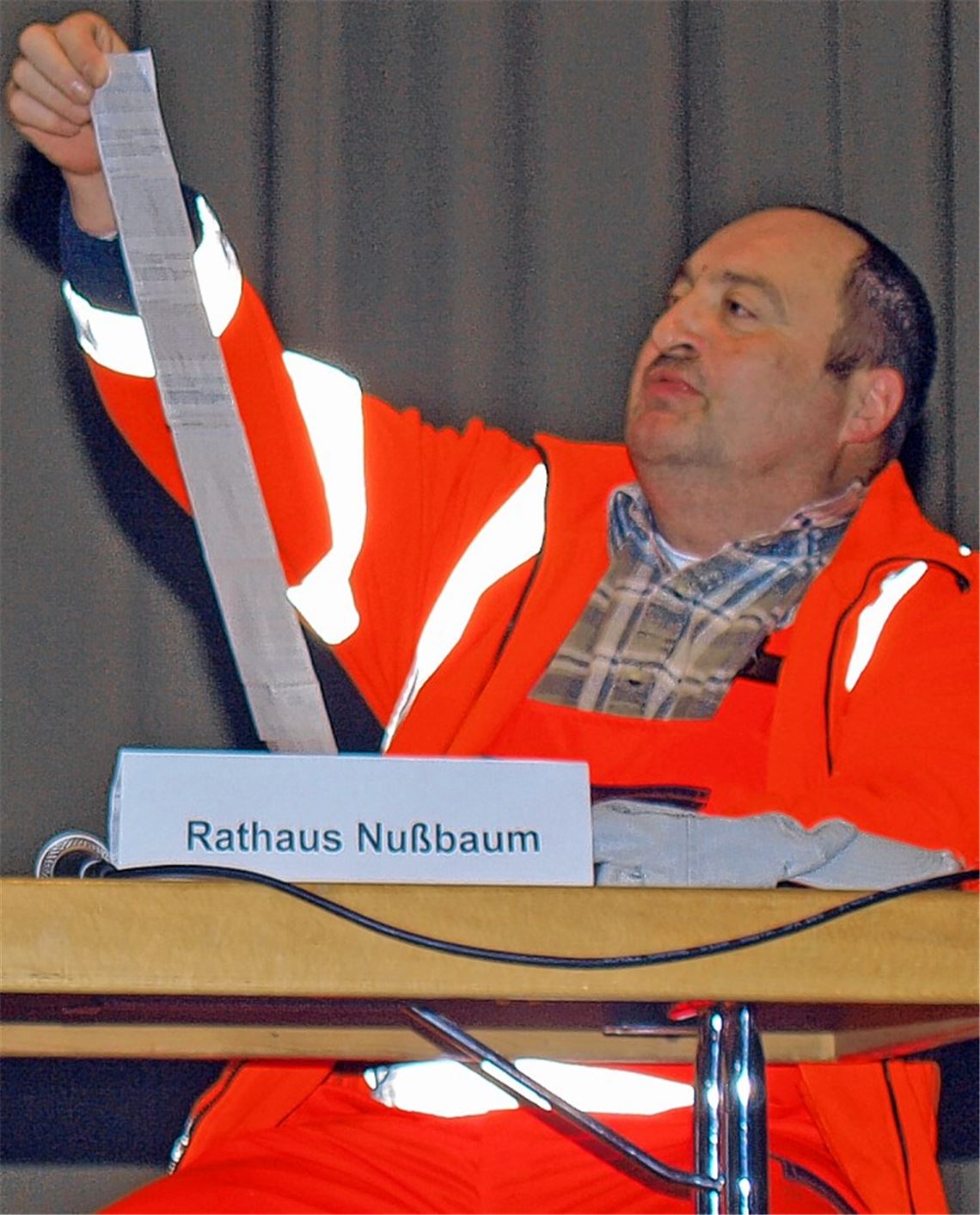 Arbeiter Hannes begutachtet die Stammtischrechnung, die sein Schultes in einer durchzechten Nacht zusammengebracht hat. Foto: Filitz