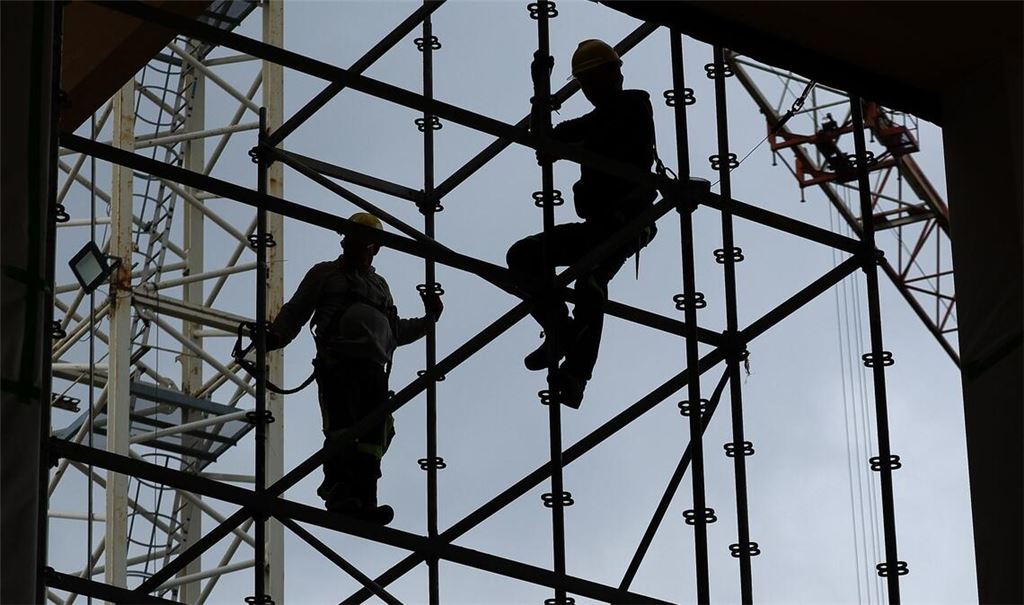 Arbeiter auf der Baustelle: Die Branche dürfte 2026 nach Jahren der Krise wieder wachsen (Archivbild)