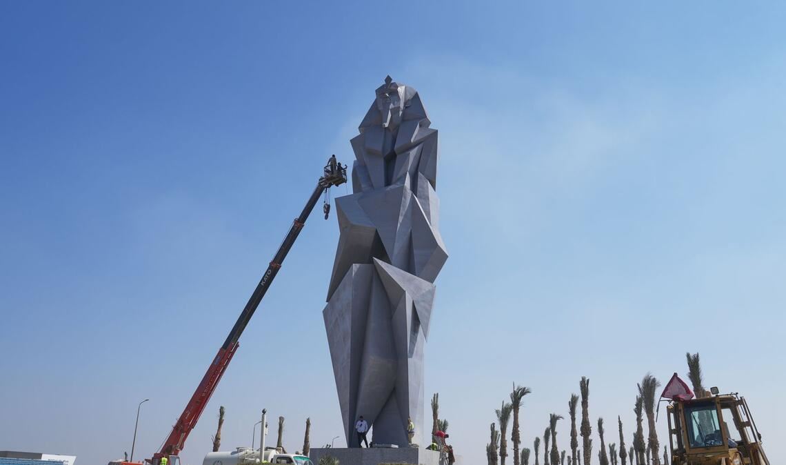 Arbeiter bemalen die 27 Meter hohe Eisenstatue "The Guard" des ägyptischen Künstlers Deyaa Awed. Die Statue steht den Besuchern gegenübersteht, die vom Flughafen Sphinx zum Großen Ägyptischen Museum kommen.