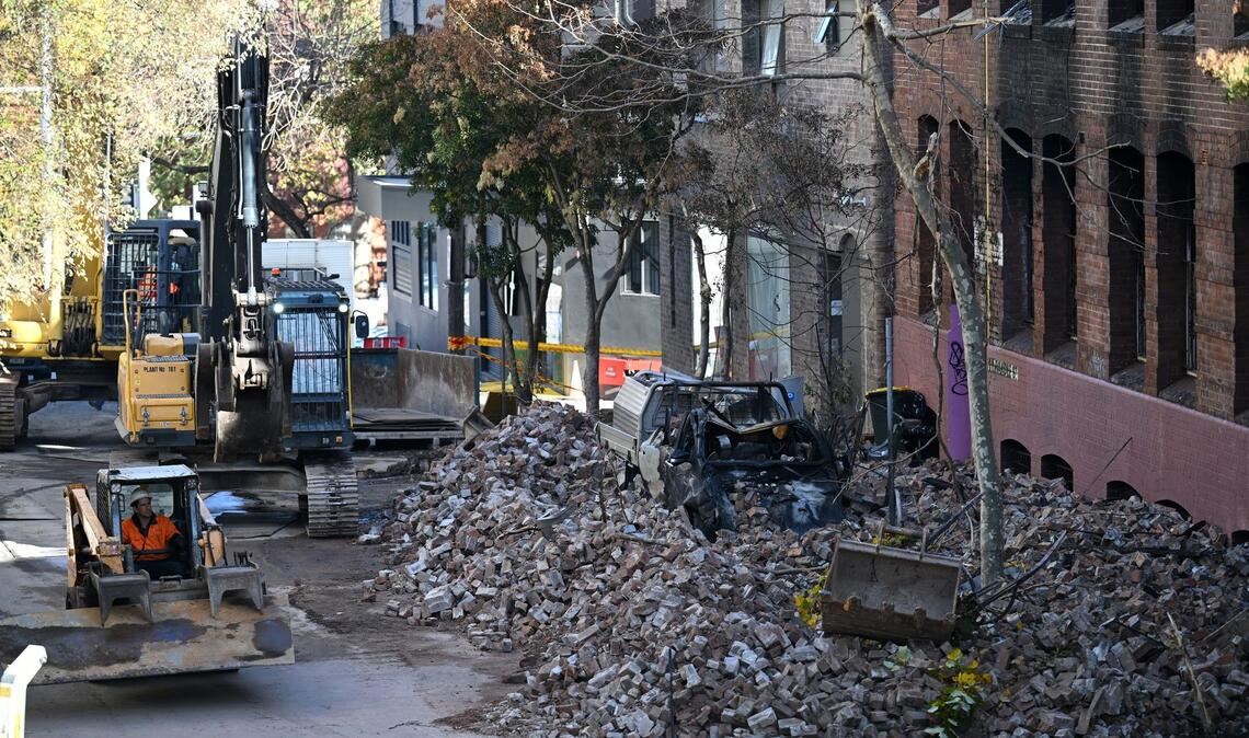 Arbeiter bereiten sich auf den Abriss der früheren Hutfabrik vor, die bei dem Brand in Sydney schwer beschädigt wurde. In dem leerstehenden Gebäude hatten vor dem Feuer Obdachlose Unterschlupf gefunden.