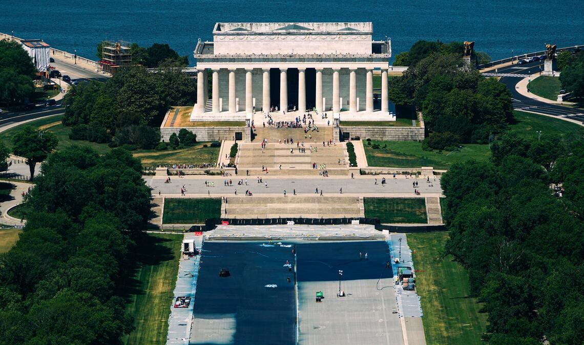 Arbeiter beschichten den Lincoln Memorial Reflecting Pool in Washington.