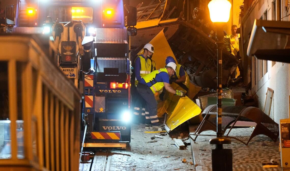 Arbeiter beseitigen die Trümmer einer entgleisten und verunglückten Standseilbahn in Lissabon.