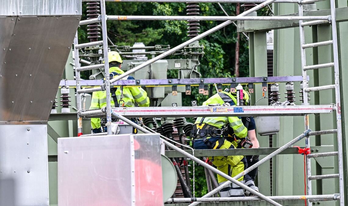 Arbeiter reparieren nach dem großflächigen Stromausfall in Reutlingen Schaden.