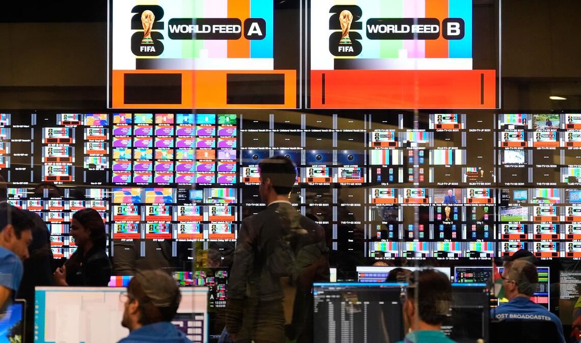 Arbeiter sind im Hauptkontrollraum in Dallas während der Eröffnungsfeier des International Broadcast Center für die Fußball-WM zu sehen.