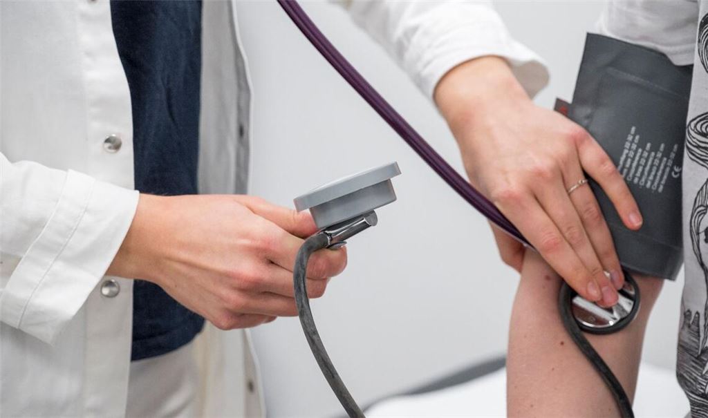 Arbeitgeber schlagen vor, beim Arztbesuch eine Gebühr von den Patienten zu verlangen. (Symbolbild)