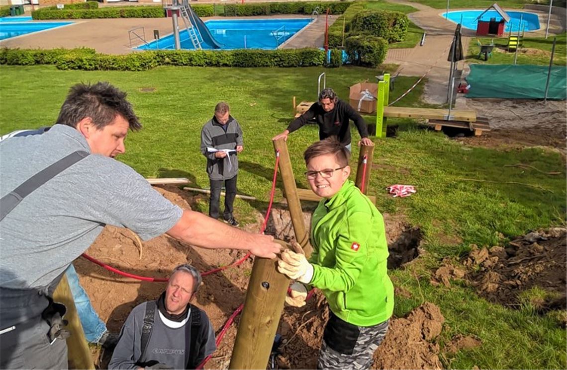 Vereinsmitglieder packen im Freibad an