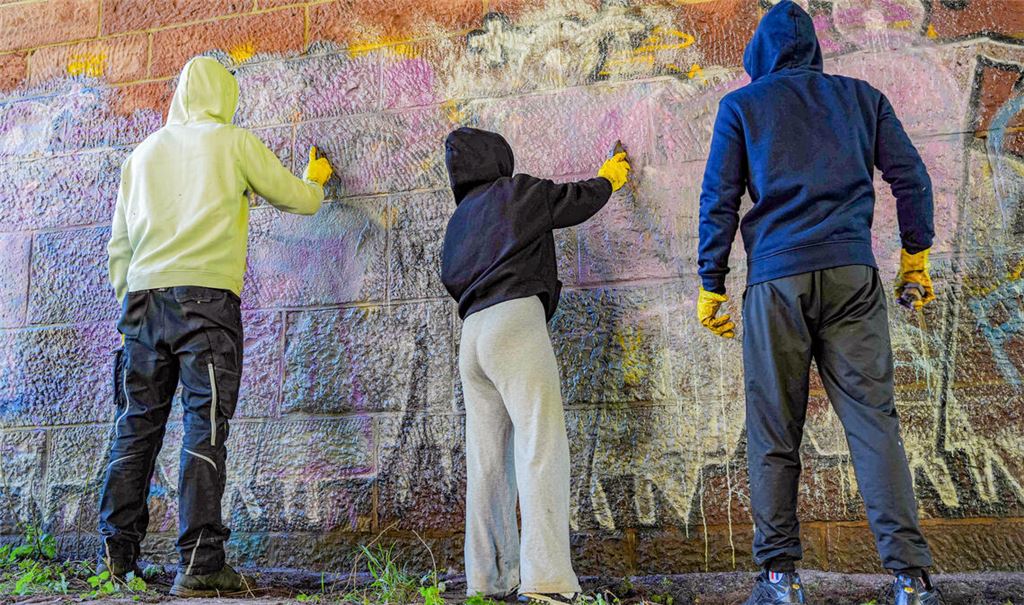 Arbeitseinsatz mit Lerneffekt: Straffällig gewordene Jugendliche entfernen Schmierereien im Stadtgebiet. Foto: Stadt Pforzheim