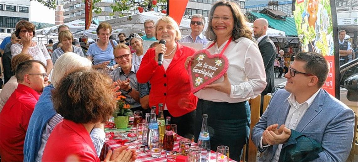 Im Gespräch von Tisch zu Tisch