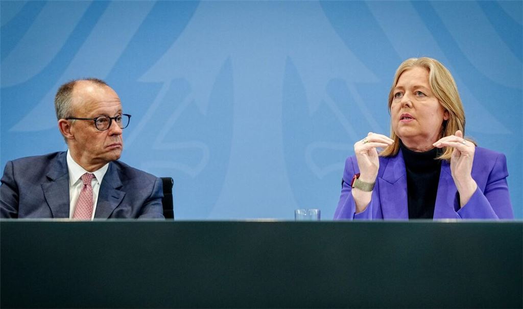 Arbeitsministerin Bärbel Bas (SPD) - hier mit Kanzler Friedrich Merz (CDU) - hatte die Reform nach den Koalitionsvorgaben vorgelegt. (Archivbild)