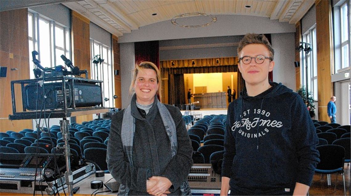 Anpacker im Hintergrund