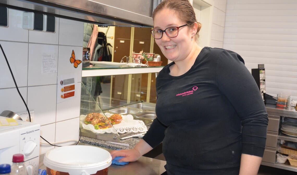 Arbeitsplatz mit Spaßfaktor: Bistro-Mitarbeiterin Helen Peterziel hat neben Essen und Getränken auch stets ein nettes Lächeln für ihre Kundschaft parat. Foto: Bischoff-Krappel