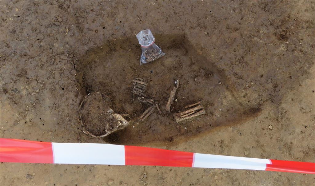 Archäologen haben bei ihrer Arbeit auf dem Gelände der Ziegelei unter anderem diese sterblichen Überreste eines Kindes gefunden. Foto: Becker
