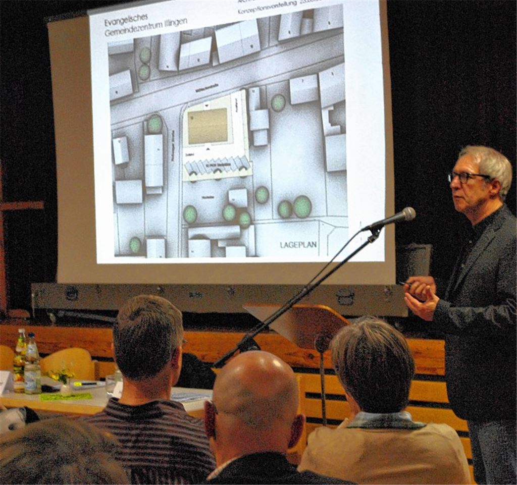 Architekt Alfred Raible skizziert den Neubau eines Gemeindehauses. Foto: Stahlfeld