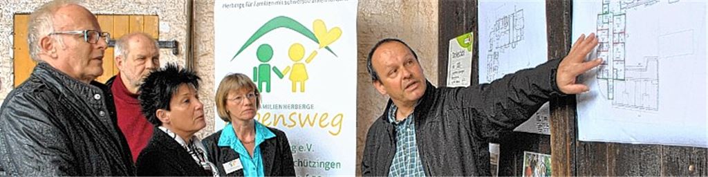 Architekt Andreas Kiefner (re.) erläutert der baden-württembergischen Arbeits- und Sozialministerin Altpeter die Baupläne für die Familienherberge. Foto: Stahlfeld