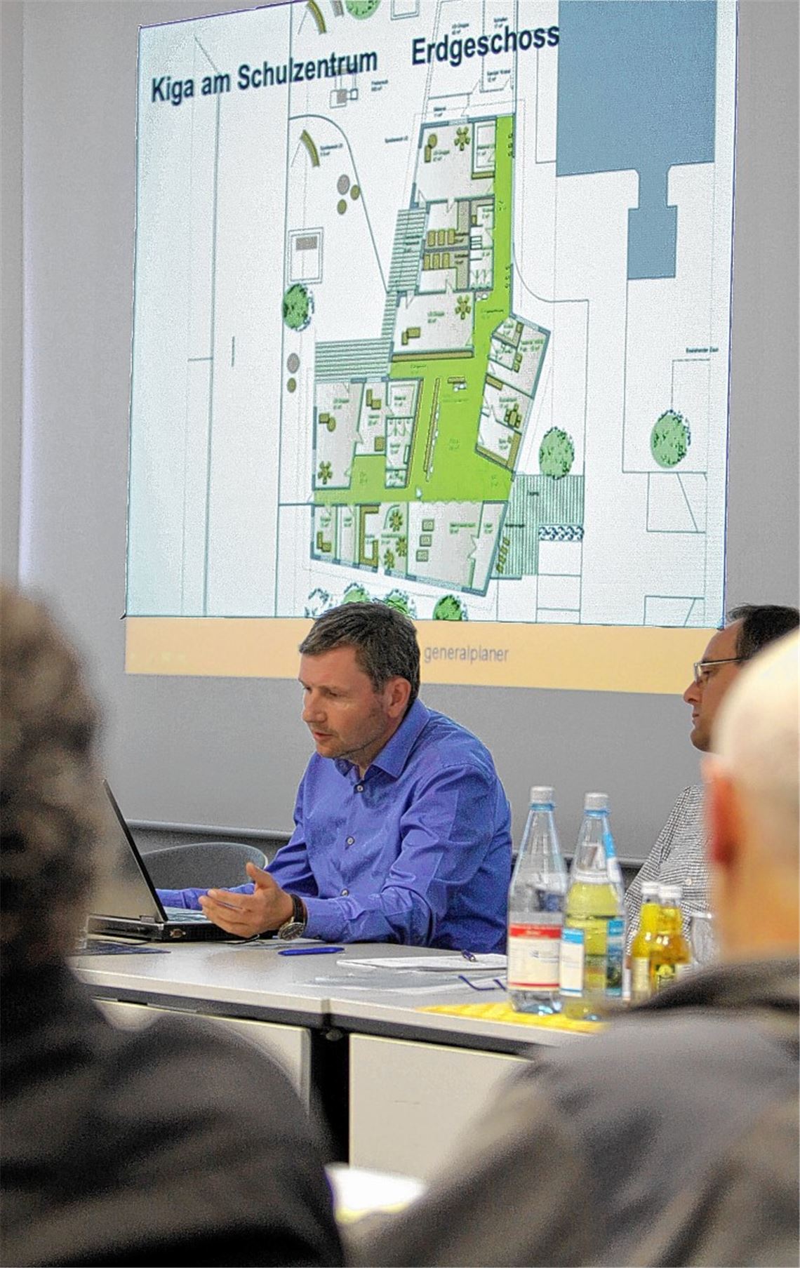 Architekt Frank Morlock stellt den Entwurf für einen Neubau des Kindergartens „Schatzkiste“ an der Illinger Schule vor. Foto: Goertz