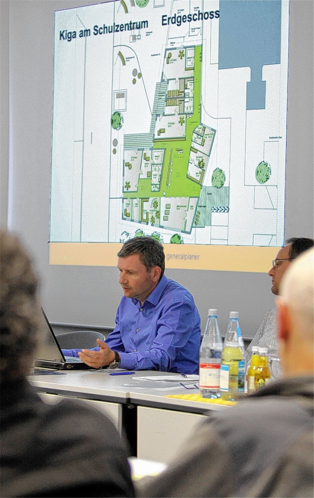 Architekt Frank Morlock stellt den Entwurf für einen Neubau des Kindergartens „Schatzkiste“ an der Illinger Schule vor. Foto: Goertz