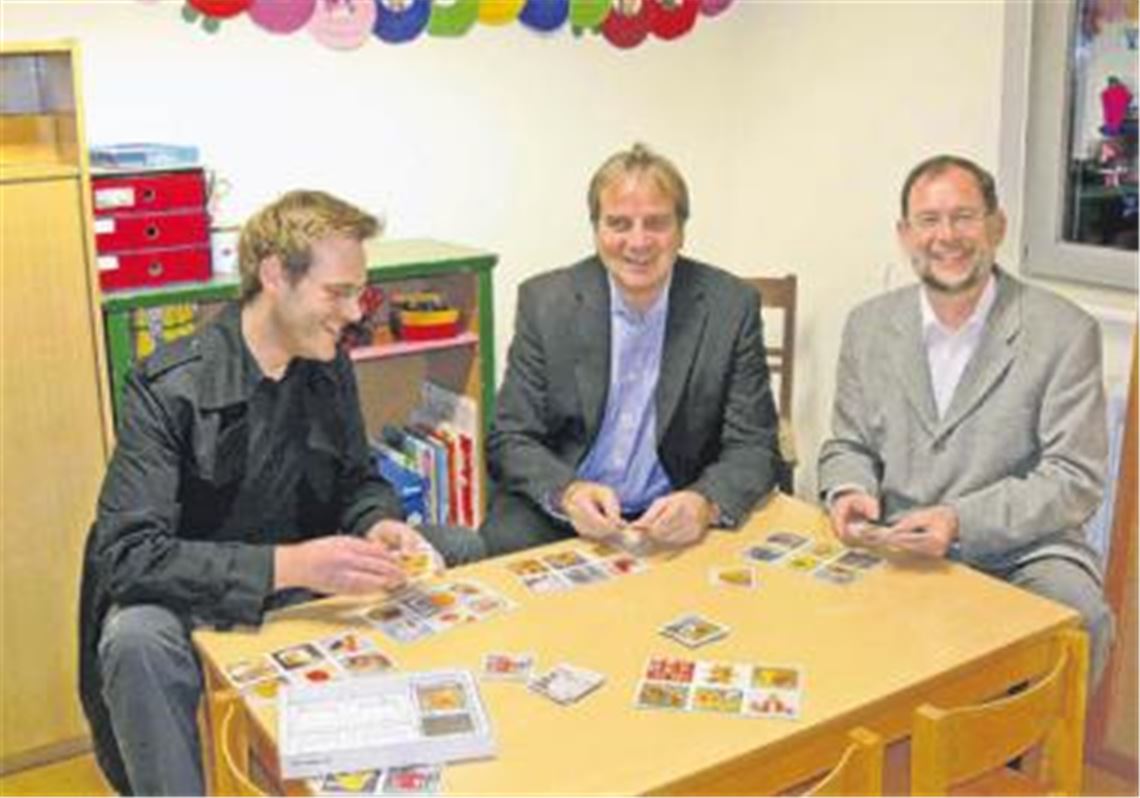 Architekt Gunther Schrade, Knittlingens Bürgermeister Heinz-Peter Hopp und Pfarrer Hans Veit (v. li.) beim vergnüglichen Probespielen in den neu renovierten Räumen des evangelischen Kindergartens in der Esselbachstraße. Foto: Garhöfer