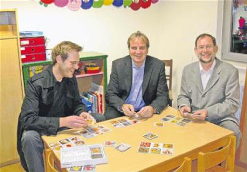 Architekt Gunther Schrade, Knittlingens Bürgermeister Heinz-Peter Hopp und Pfarrer Hans Veit (v. li.) beim vergnüglichen Probespielen in den neu renovierten Räumen des evangelischen Kindergartens in der Esselbachstraße. Foto: Garhöfer